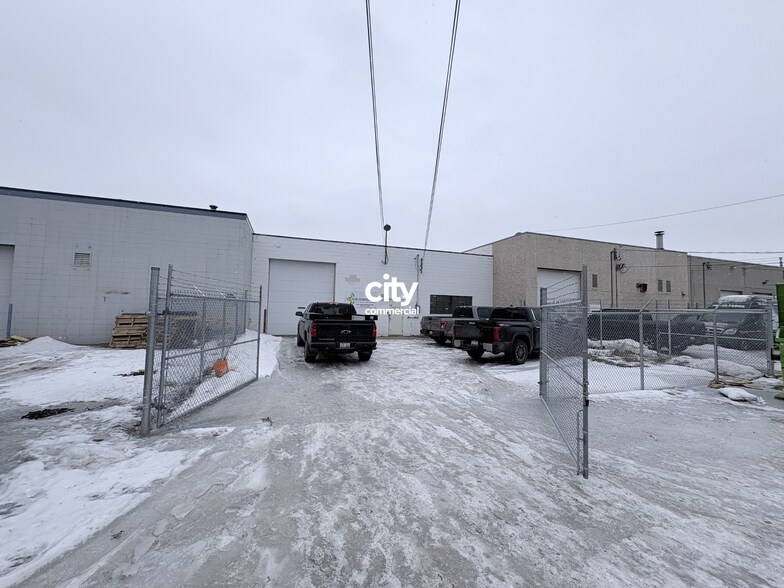 10555 111th St NW, Edmonton, AB à vendre - Photo de l’immeuble – Image 2 sur 12
