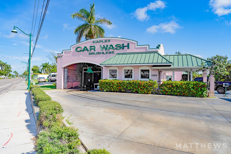 2595 Tamiami Trl E, Naples, FL à vendre - Photo de l’immeuble – Image 1 sur 3