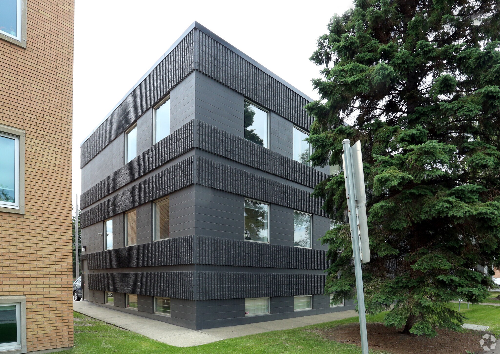 10319 Princess Elizabeth Ave, Edmonton, AB à vendre Photo principale– Image 1 sur 6