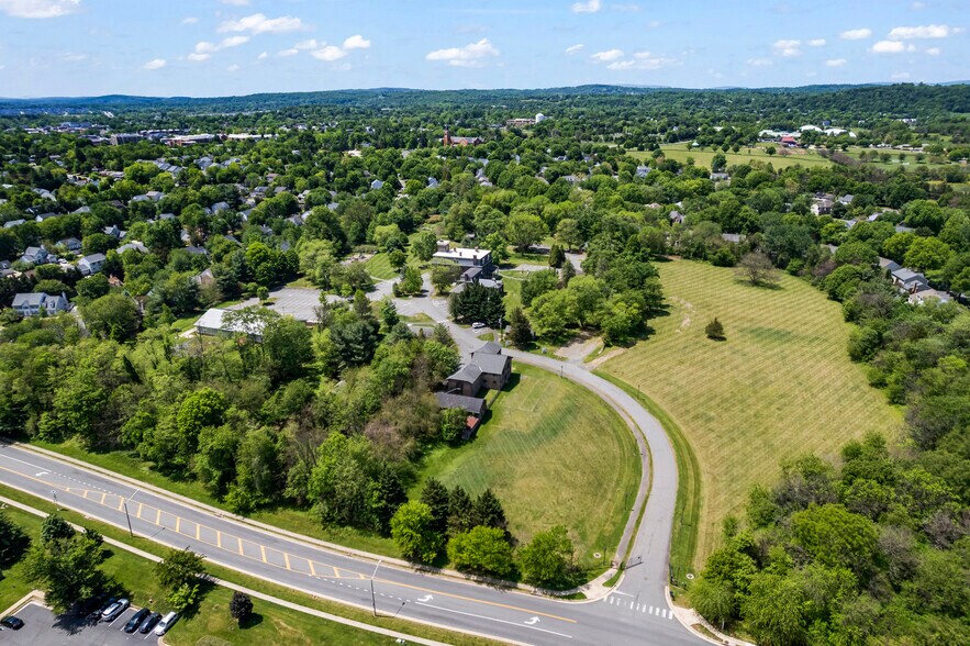601 Catoctin Cir NE, Leesburg, VA à louer - Photo de l’immeuble – Image 2 sur 50