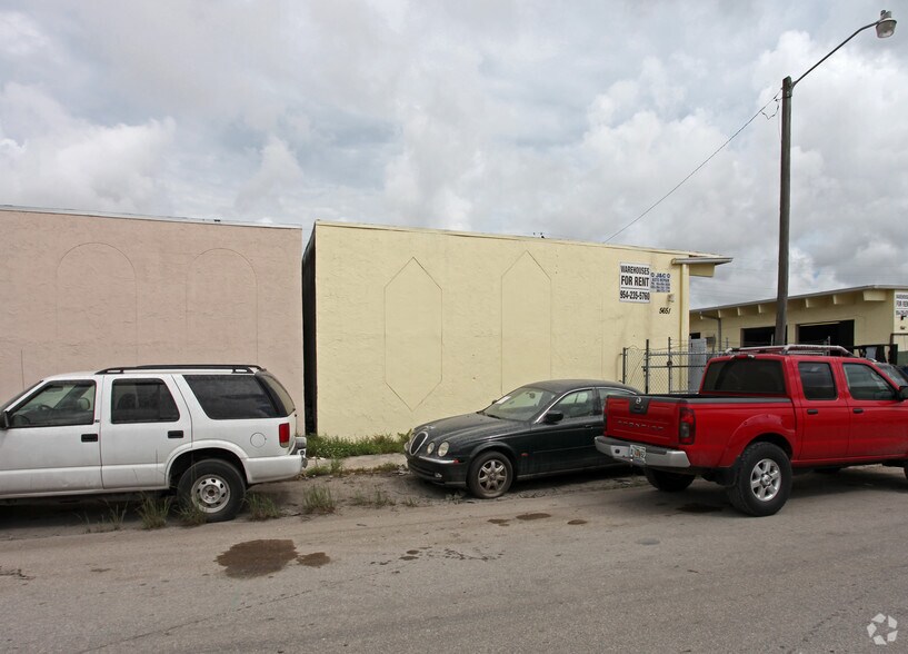 5651 Plunkett St, Hollywood, FL à louer - Photo de l’immeuble – Image 2 sur 2