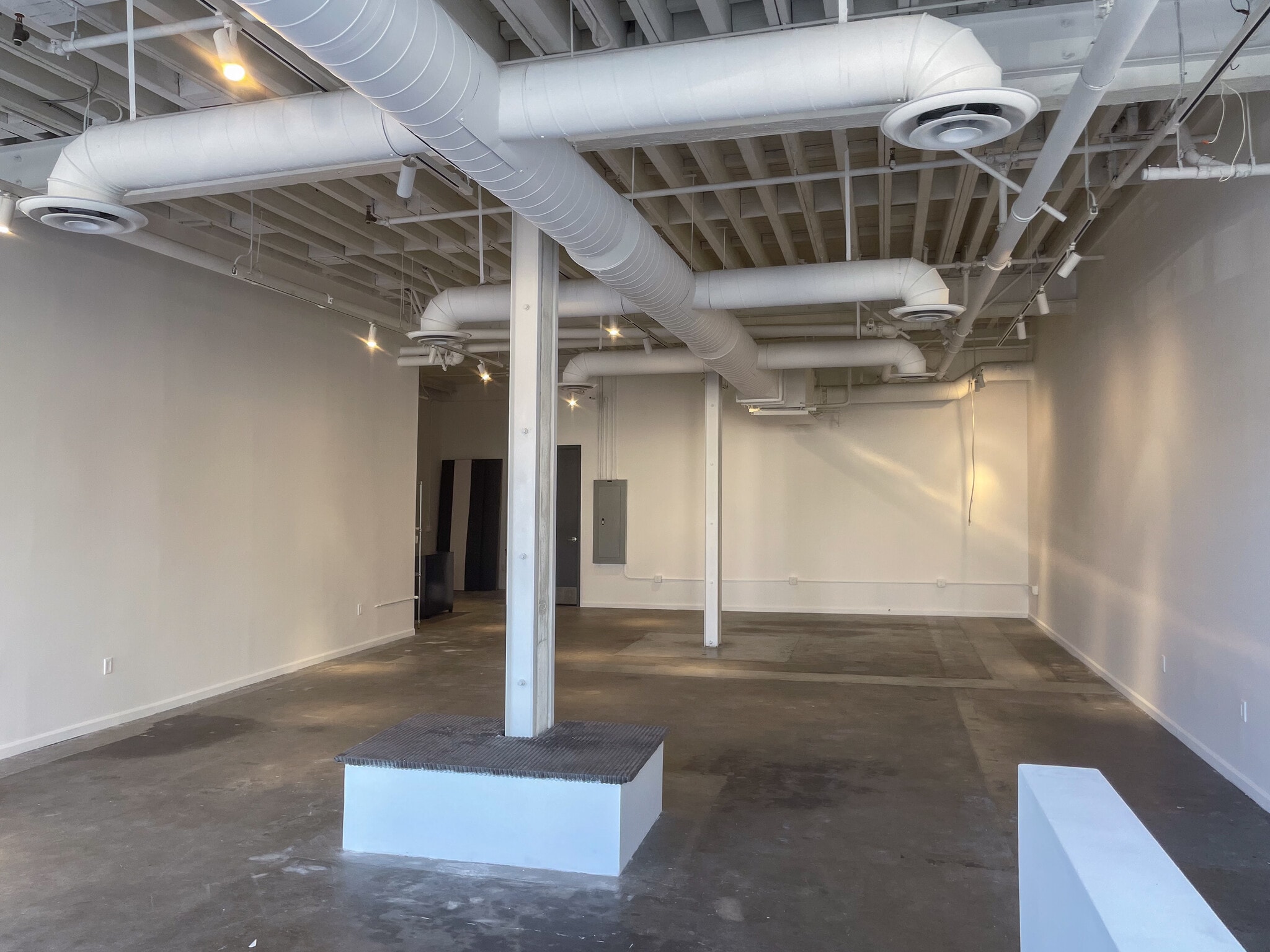 806 E 3rd St, Los Angeles, CA à louer Photo intérieure– Image 1 sur 2