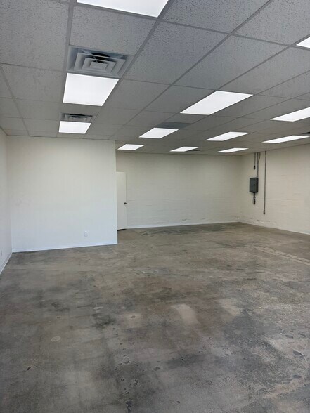 21317 Devonshire St, Chatsworth, CA à louer - Photo de l’immeuble – Image 3 sur 4
