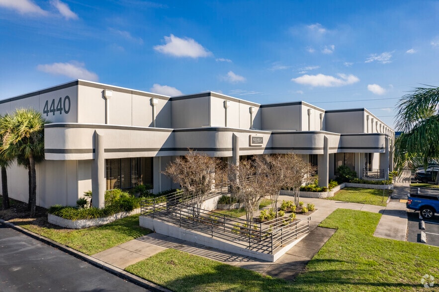 4440 E Adamo Dr, Tampa, FL à louer - Photo de l’immeuble – Image 1 sur 9