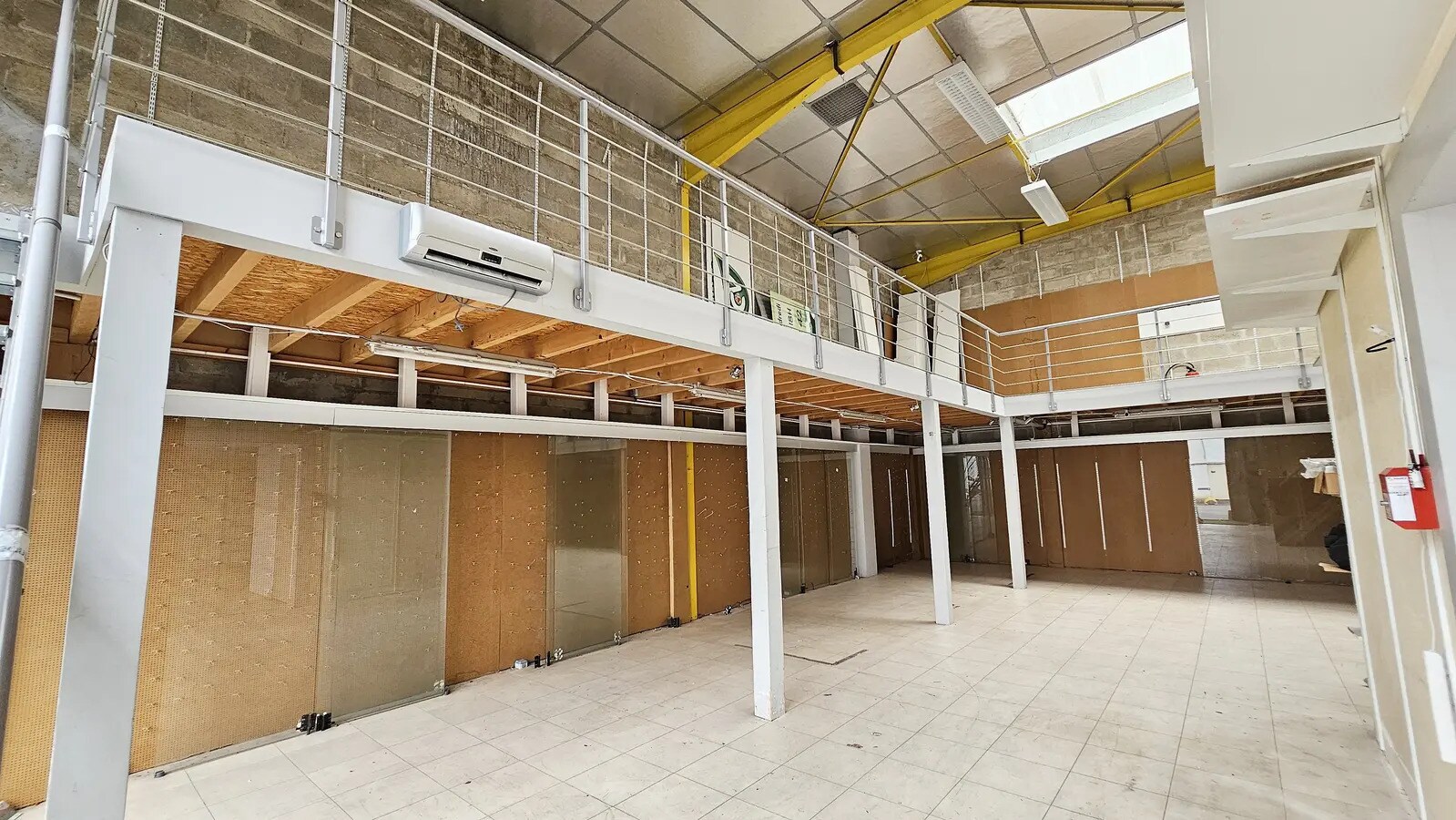 Local commercial dans Pontault-Combault à louer Photo de l’immeuble– Image 1 sur 16