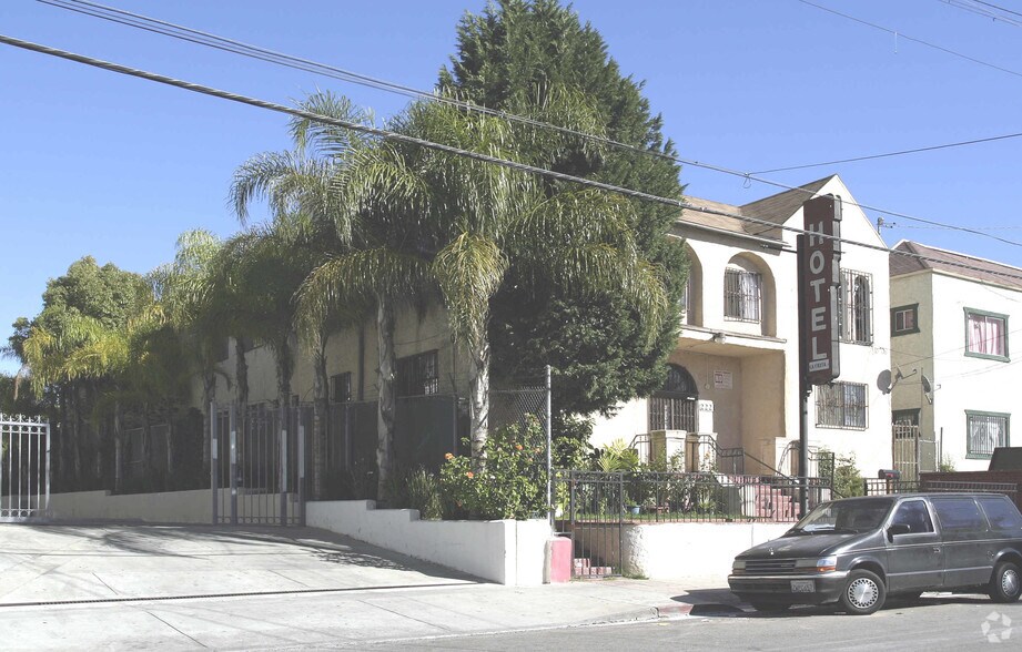 2221 Michigan Ave, Los Angeles, CA à vendre - Photo de l’immeuble – Image 2 sur 32