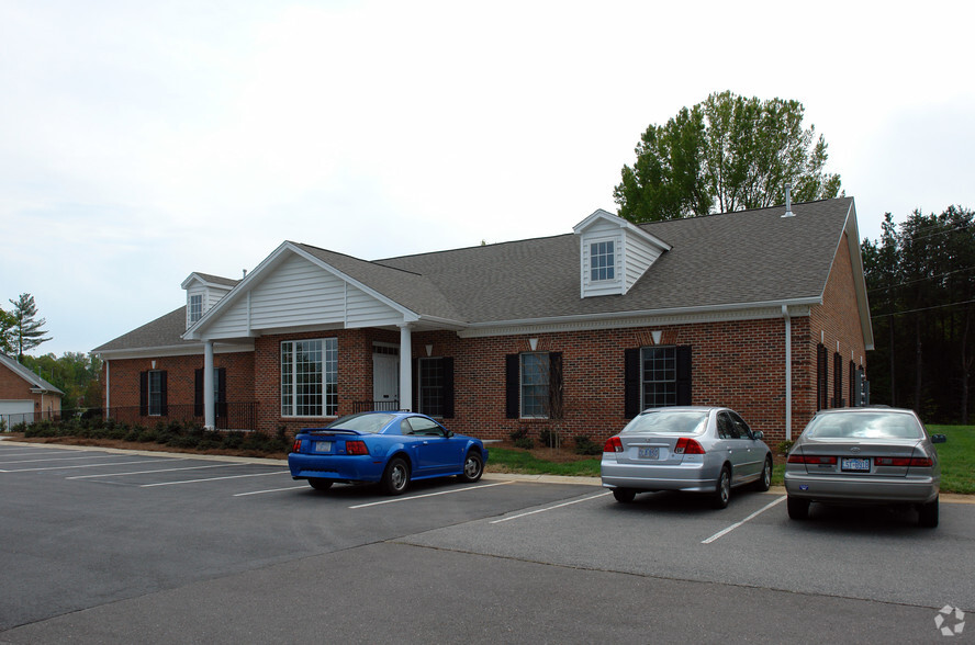 197 Stadium Oaks Dr, Clemmons, NC à louer - Photo de l’immeuble – Image 2 sur 5