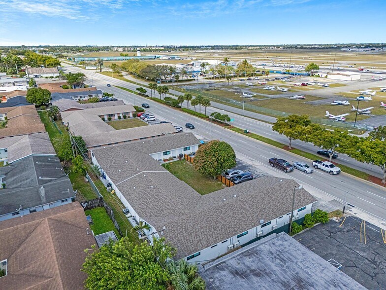 7606 Pembroke Rd, Miramar, FL à vendre - Photo de l’immeuble – Image 3 sur 47