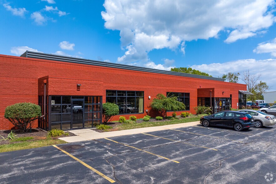 1930 W Bluemound Rd, Waukesha, WI à louer - Photo de l’immeuble – Image 3 sur 11
