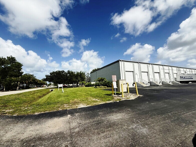 4227 Enterprise Ave, Naples, FL à louer - Photo de l’immeuble – Image 2 sur 5