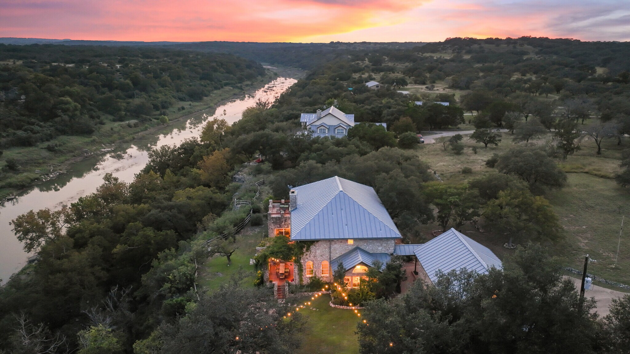 5229 Hupedo Ranch Rd, Spicewood, TX à vendre Photo de l’immeuble– Image 1 sur 96