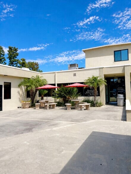 855 N Lark Ellen Ave, West Covina, CA à louer - Photo de l’immeuble – Image 2 sur 5