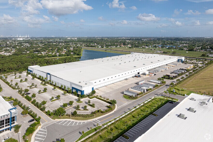 21500 NW 47th Ave, Miami Gardens, FL à louer - Aérien – Image 3 sur 11