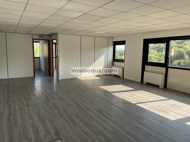 Bureau dans Vallauris à louer - Photo de l’immeuble – Image 3 sur 5
