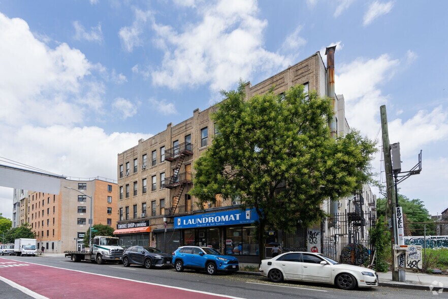 4 Vernon Ave, Brooklyn, NY à vendre - Photo de l’immeuble – Image 2 sur 4