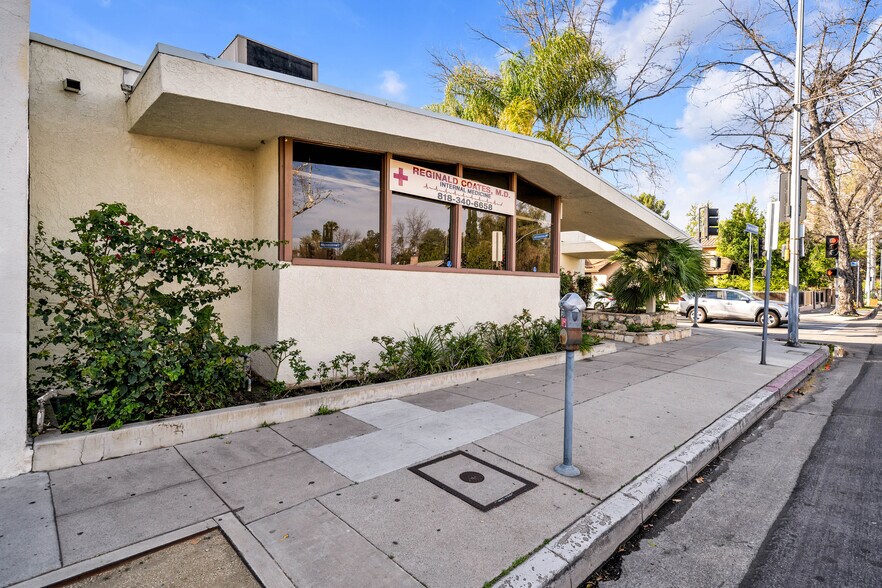 7257-7259 Owensmouth Ave, Canoga Park, CA à louer - Photo de l’immeuble – Image 3 sur 8