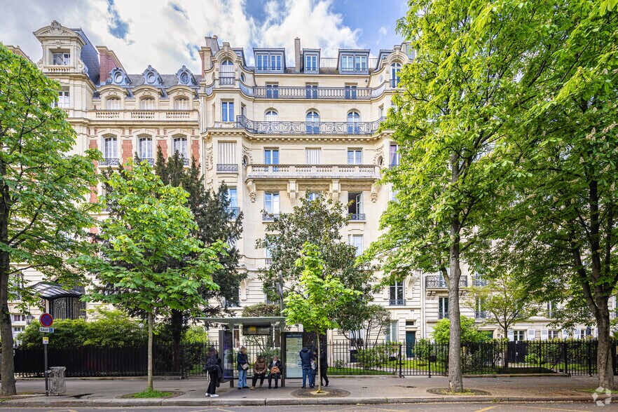 Immeuble residentiel dans Paris à vendre - Photo principale – Image 1 sur 2