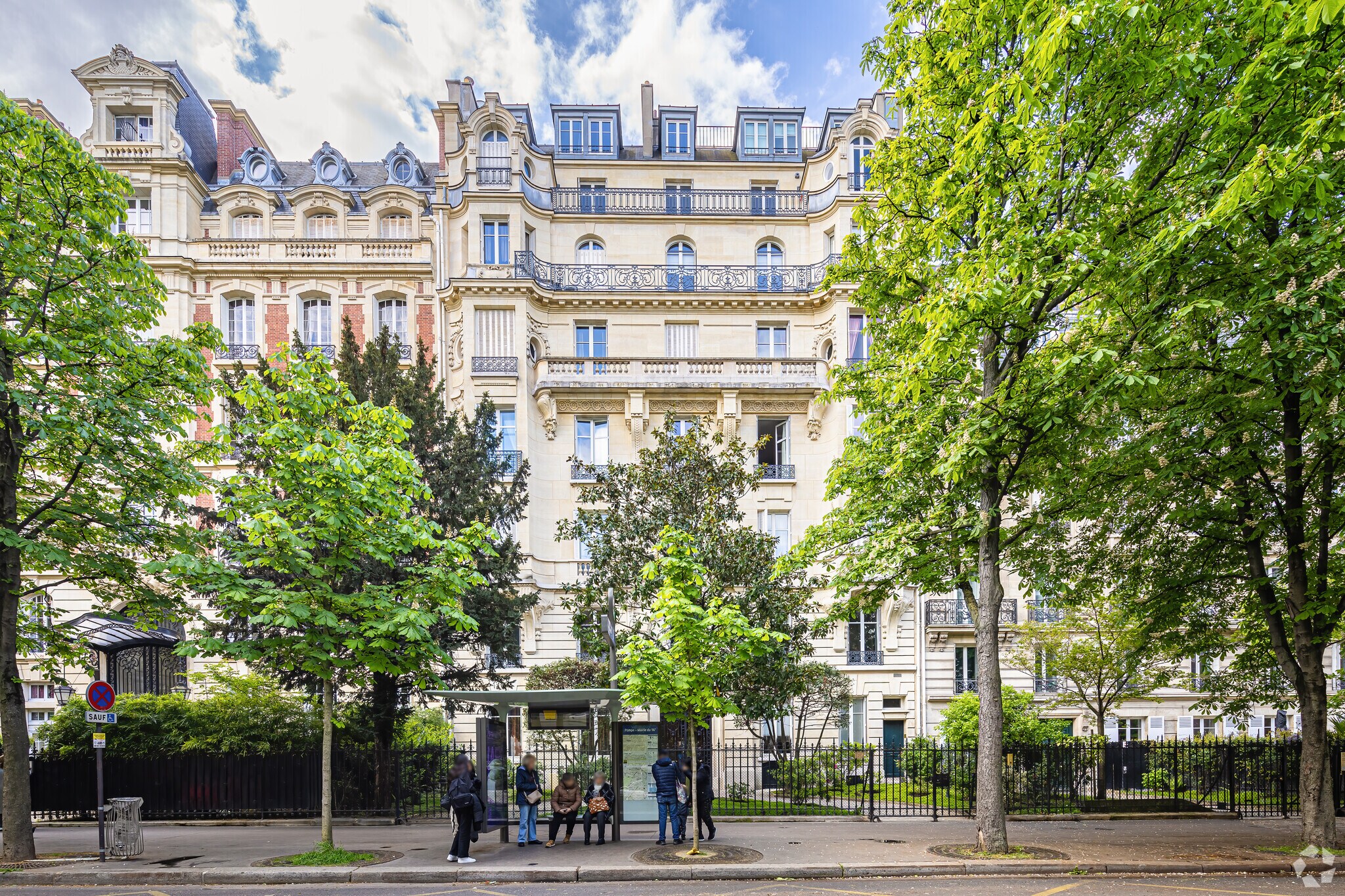 Immeuble residentiel dans Paris à vendre Photo principale– Image 1 sur 3