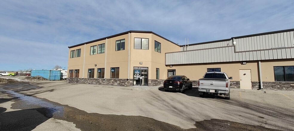 127 Commercial Dr, Calgary, AB à louer - Photo de l’immeuble – Image 1 sur 4