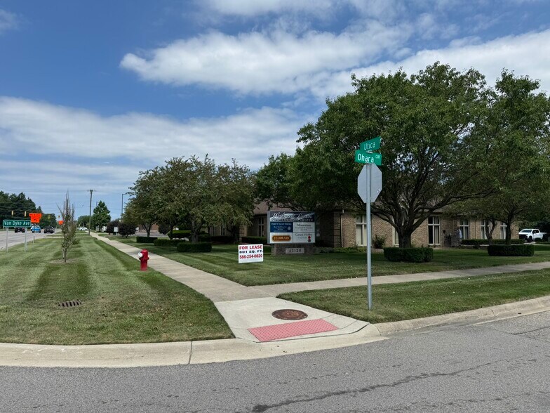 43120 Utica Rd, Sterling Heights, MI à louer - Photo de l’immeuble – Image 1 sur 18