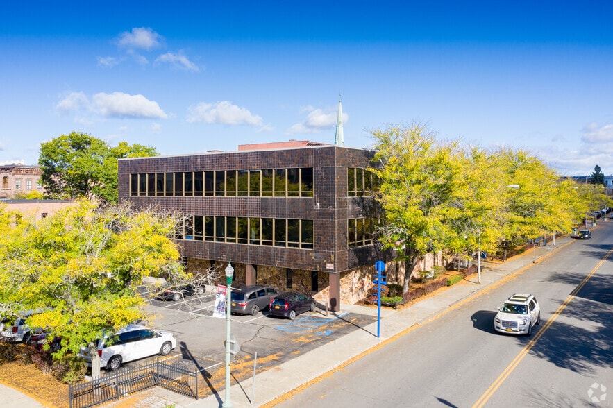 1801 6th Ave, Troy, NY à louer - Photo principale – Image 1 sur 8
