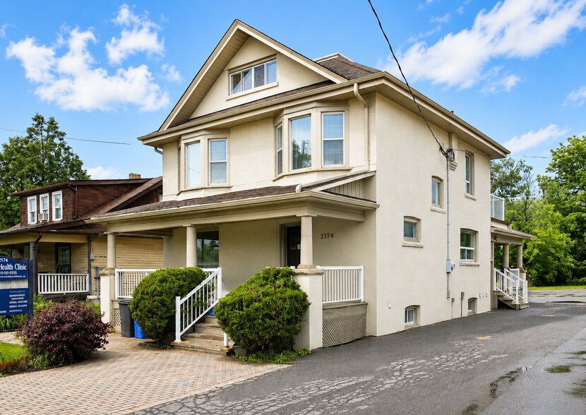 2174 Major Mackenzie Dr, Vaughan, ON à louer - Photo de l’immeuble – Image 1 sur 6