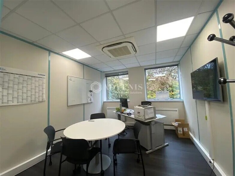 Bureau dans Voisins-le-Bretonneux à louer - Photo de l’immeuble – Image 2 sur 5
