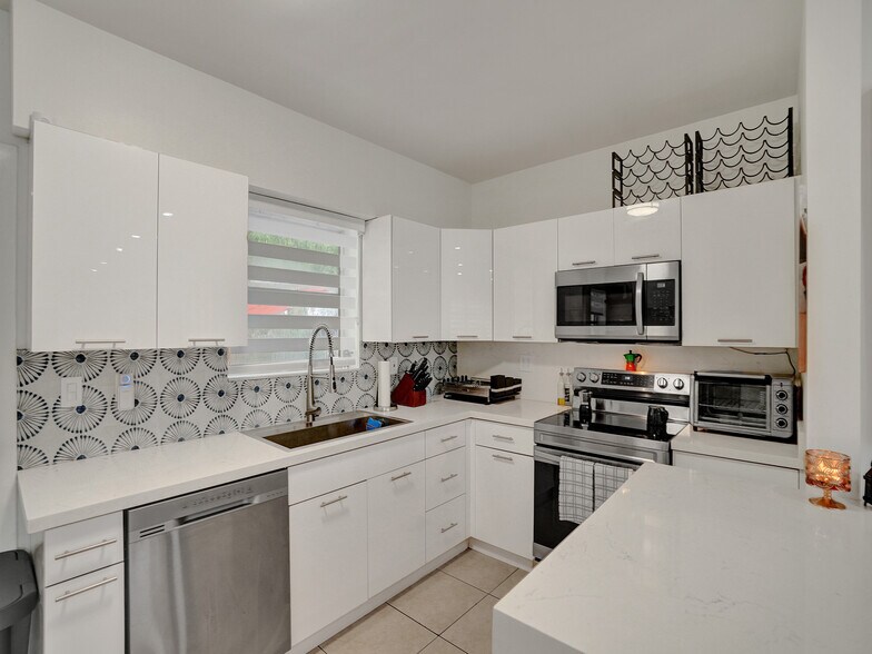 281 NE 112th St, Miami, FL à vendre - Photo intérieure – Image 3 sur 15