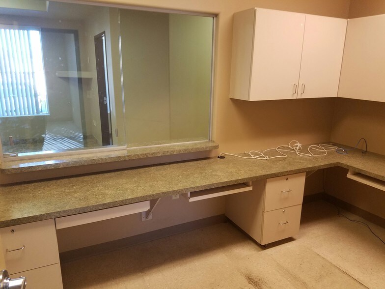 220 E Horizon Dr, Henderson, NV à louer - Photo de l’immeuble – Image 3 sur 37