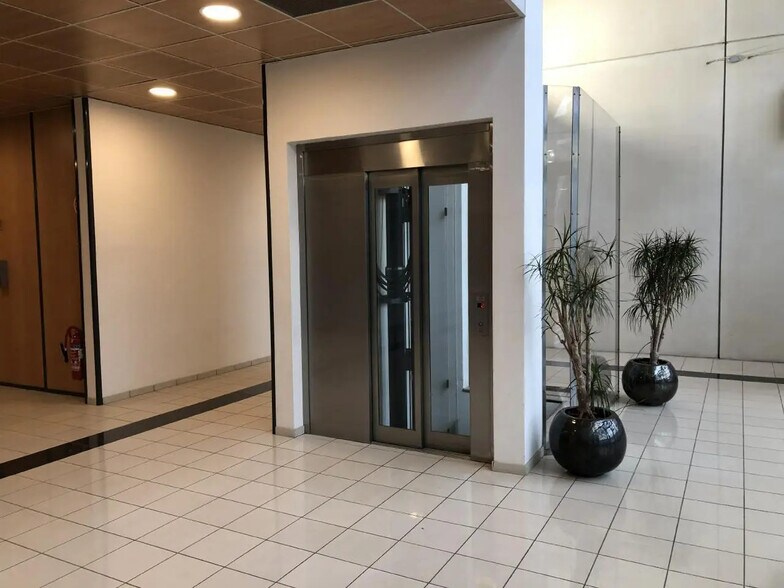 Bureau dans Poissy à louer - Photo de l’immeuble – Image 3 sur 12