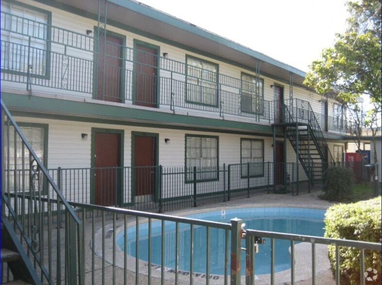 1402 E Saint Johns Ave, Austin, TX à vendre - Photo de l’immeuble – Image 1 sur 5