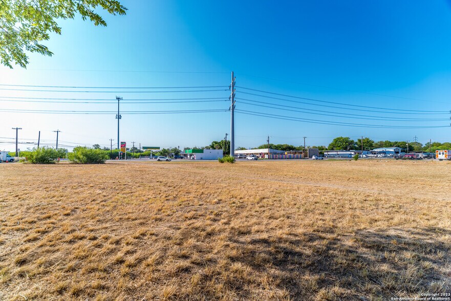 5523 Binz Engleman Rd, Kirby, TX à vendre - Photo de l’immeuble – Image 2 sur 5