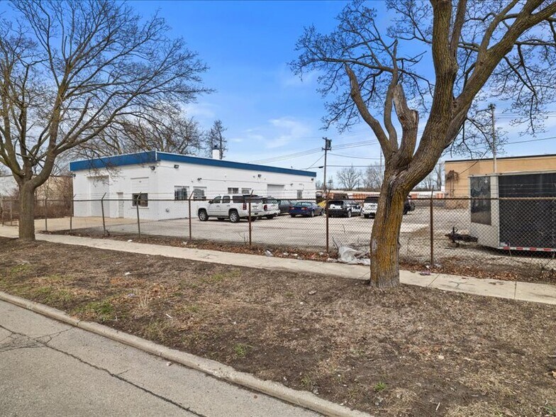 7740 W Florist Ave, Milwaukee, WI à vendre - Photo de l’immeuble – Image 3 sur 18