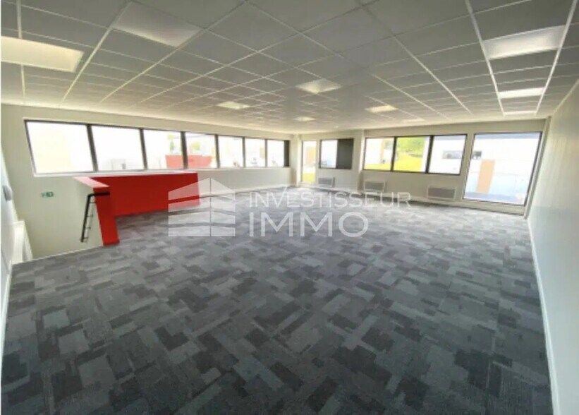 Local d'activités dans Stains à vendre - Photo de l’immeuble – Image 3 sur 6