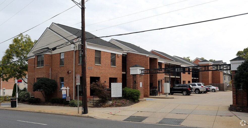 8311 Wisconsin Ave, Bethesda, MD à louer - Photo de l’immeuble – Image 1 sur 5