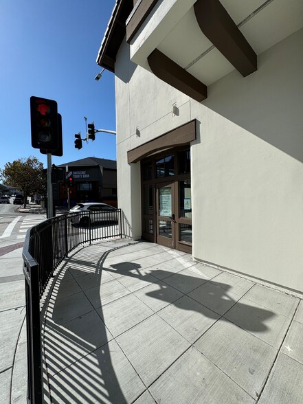 595 Munras Ave, Monterey, CA à louer - Photo de l’immeuble – Image 2 sur 6