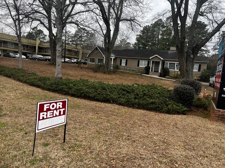 11090 Old Roswell Rd, Roswell, GA à louer - Photo de l’immeuble – Image 1 sur 15