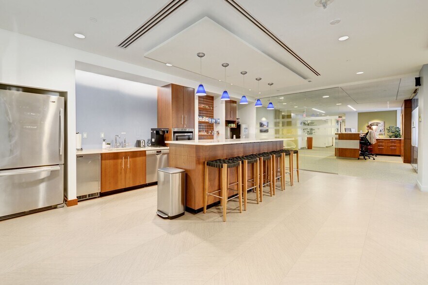4800 Hampden Ln, Bethesda, MD à louer - Photo de l’immeuble – Image 3 sur 10