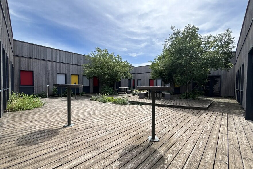 Local d’activités dans Vénissieux à louer - Photo de l’immeuble – Image 3 sur 7