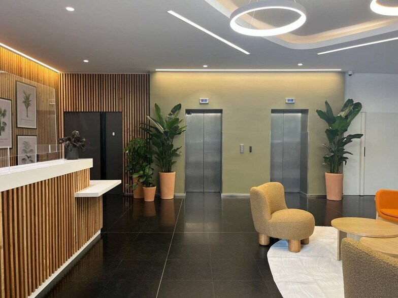 Bureau dans Suresnes à louer - Hall d’entrée – Image 2 sur 3