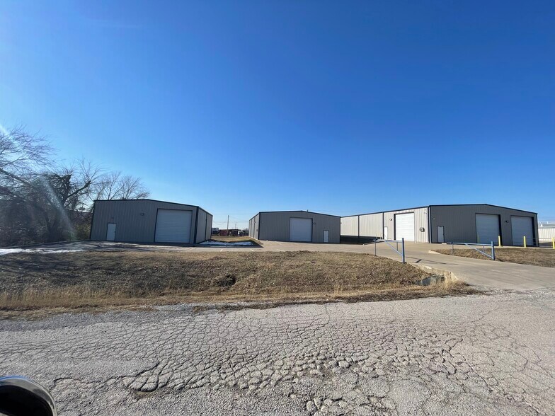1756 N 168th East Ave, Tulsa, OK à louer - Photo de l’immeuble – Image 3 sur 7