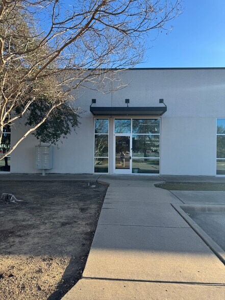 1380 River Bend Dr, Dallas, TX à vendre - Photo de l’immeuble – Image 3 sur 18