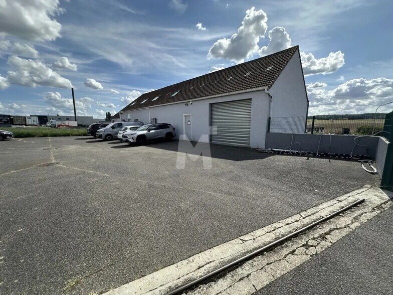 Local d'activités dans Égly à vendre - Photo de l’immeuble – Image 2 sur 12