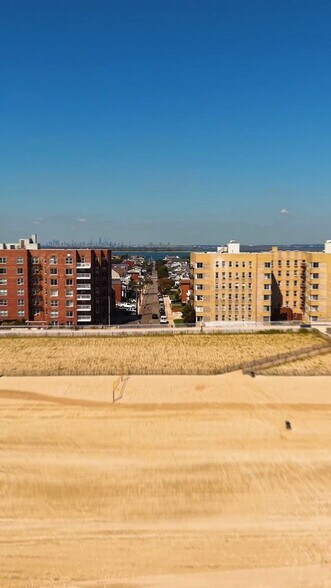 188 Beach 123rd St, Rockaway Park, NY à vendre - Vidéo sur l’annonce professionnelle – Image 2 sur 49