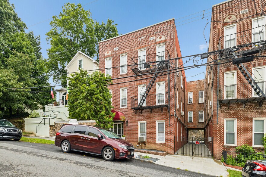 257 E 238th St, Bronx, NY à vendre - Photo de l’immeuble – Image 1 sur 19