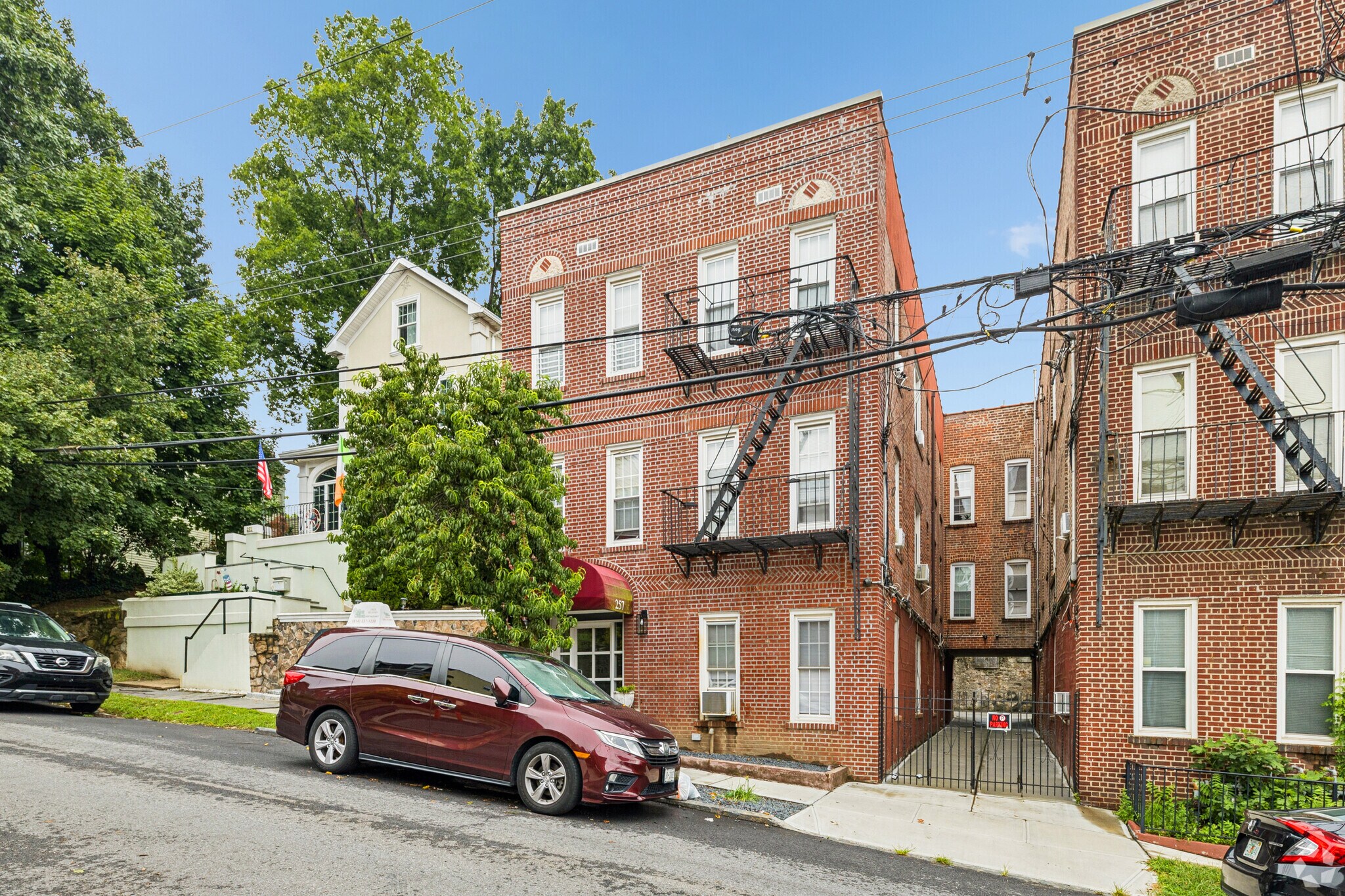 257 E 238th St, Bronx, NY à vendre Photo de l’immeuble– Image 1 sur 20