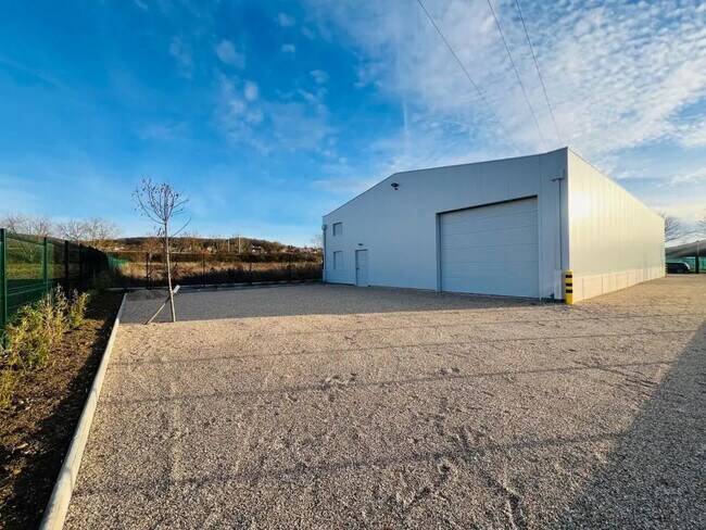 Plus de détails pour Local d'activités à louer