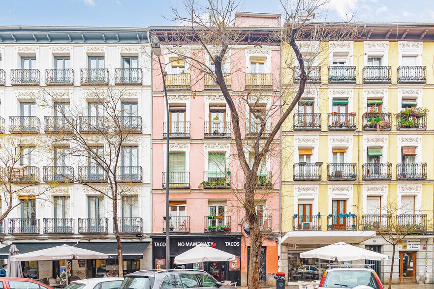 Immeuble residentiel dans Madrid, Madrid à vendre - Photo principale – Image 1 sur 2