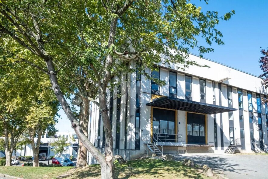 Local d’activités dans Rungis à louer - Photo de l’immeuble – Image 1 sur 5