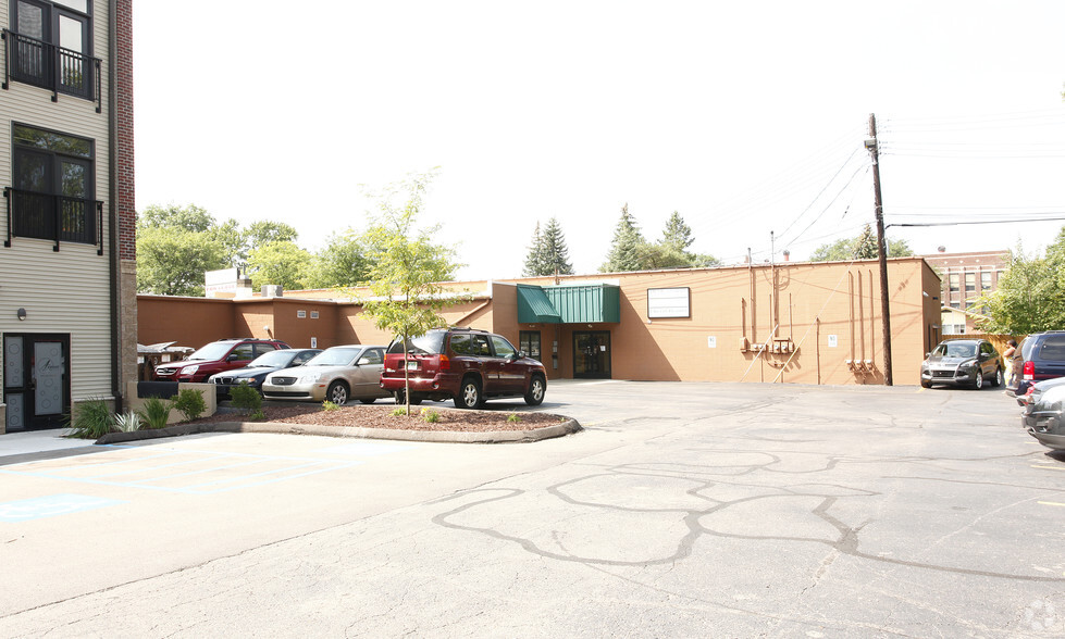 1605-1615 E Michigan Ave, Lansing, MI à louer - Photo de l’immeuble – Image 2 sur 2